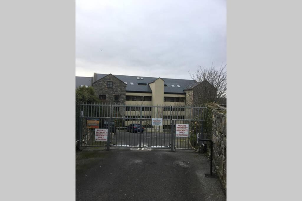Waterfront Apartment Completely Refurbished Westport Exterior photo